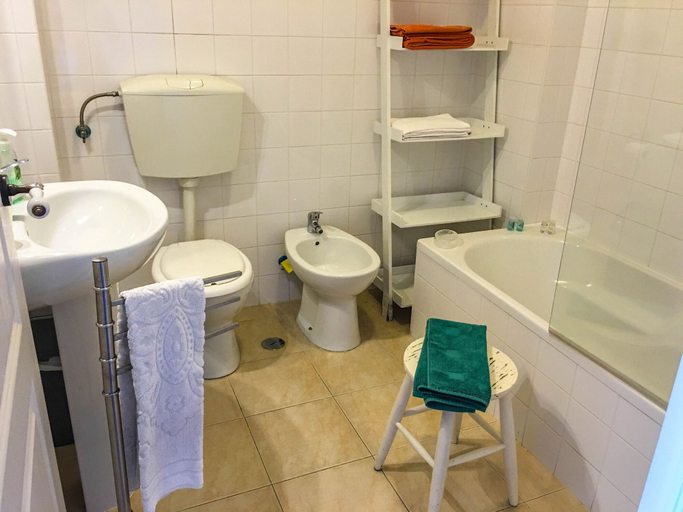 Bathroom 4, Castelo Terrace Apartments, Lisbon