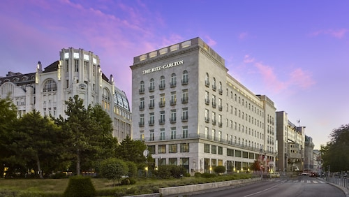 The Ritz-Carlton, Budapest, Budapesti