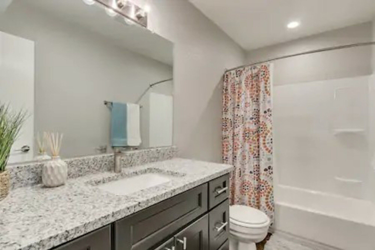 Bathroom 4, Evie's Campus-close 2 bedroom luxury, Cleveland