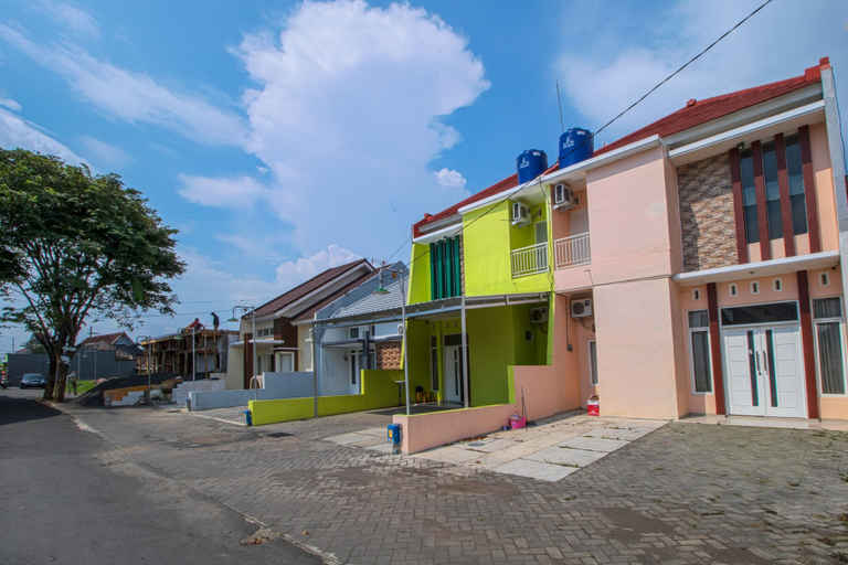 Exterior & Views 2, Guesthouse Syariah Cakalang 5, Malang