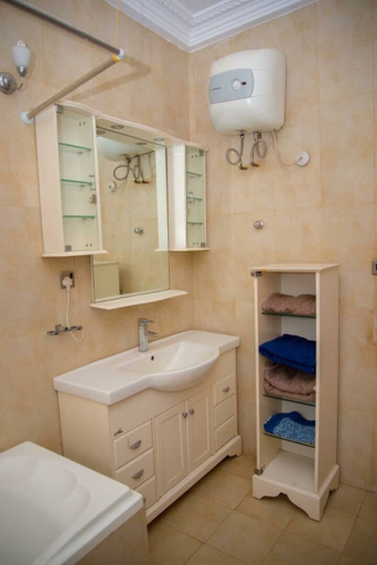 Bathroom, Nicole courts, Kumasi