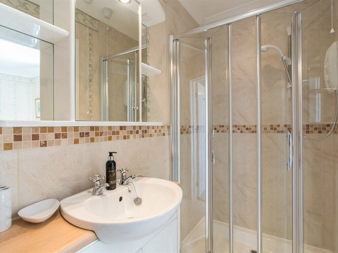 Bathroom 4, Bucklawren Farm, Cornwall