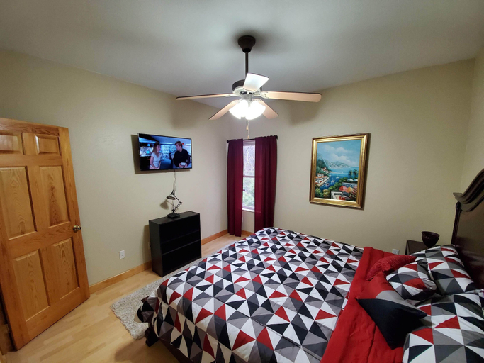 Bedroom 2, A Mountain Sunrise, Sevier