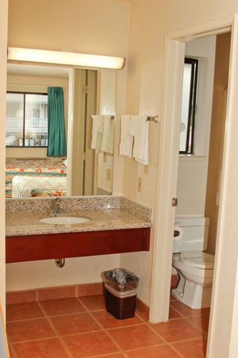 Bathroom, Gold Country Inn, El Dorado