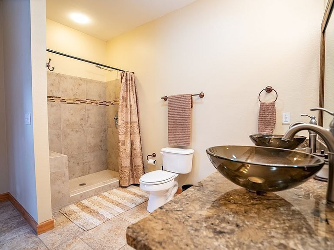 Bathroom 5, A Mountain Sunrise, Sevier