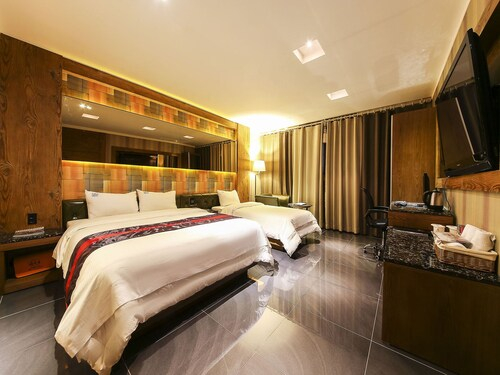 Zenith Hotel, Gyeyang