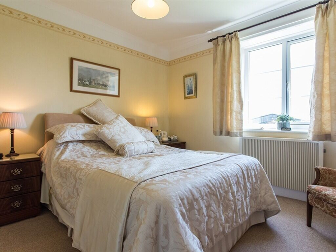 Bedroom 2, Bucklawren Farm, Cornwall