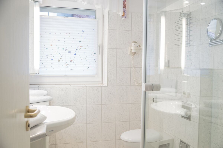 Bathroom 3, Hotel Chalet, Ammerland