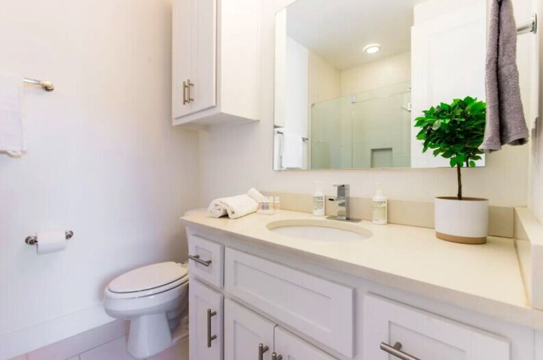 Bathroom 4, 2-Bedroom Downtown Dallas Townhome, Dallas