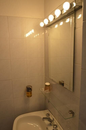 Bathroom 4, Hotel Nice, Lucca
