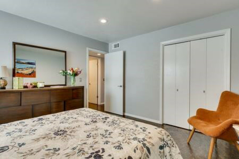 Bedroom 3, Evie's Campus-close 2 bedroom luxury, Cleveland