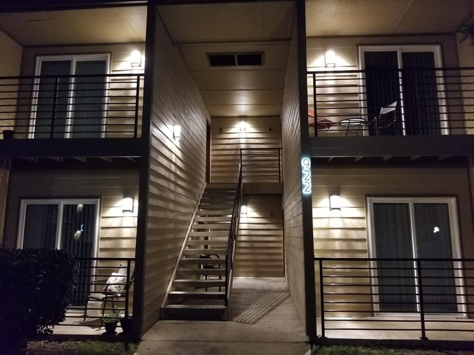 Public Area 2, Evie's Campus-close 2 bedroom luxury, Cleveland