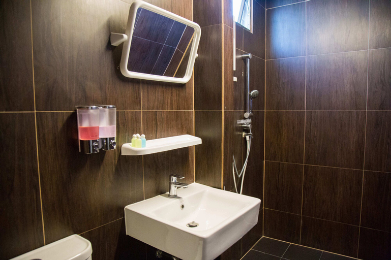 RoomQuest Ratchada MRT Suttisan, Huai Kwang