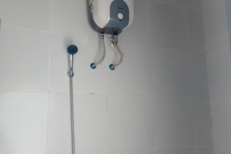 Bathroom 4, RedDoorz near RS Islam Faisal Makassar, Makassar