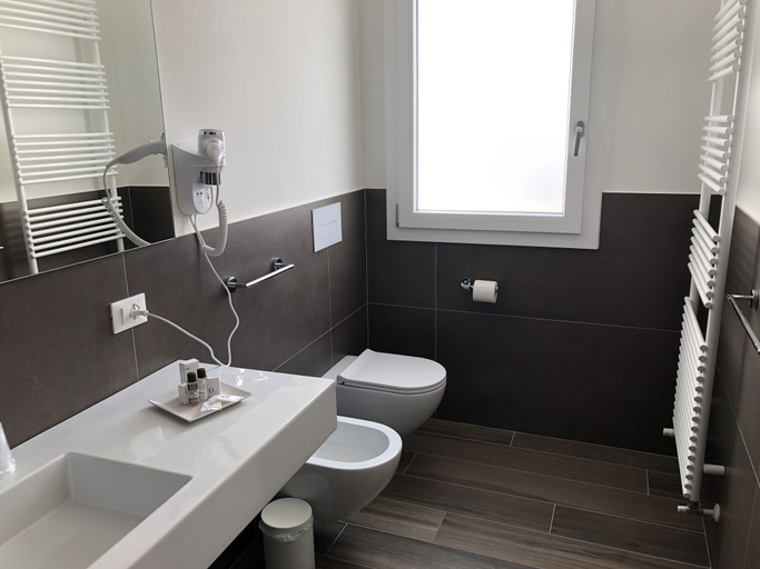 Bathroom 4, B&B Alma Garda Lake, Verona