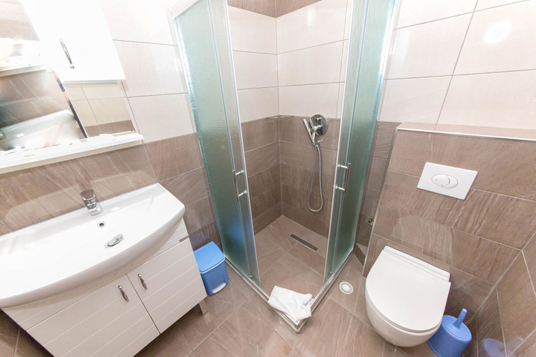 Bathroom 5, Hotel Bahamas, Sarandës