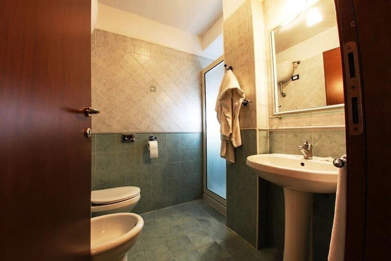 Bathroom 4, Hotel Max, Caserta