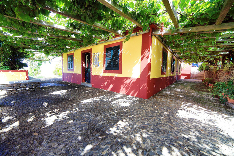 Studio In Ponta Do Pargo, With Wonderful Sea View, Furnished Garden And Wifi - 20 Km From The Beach, Calheta