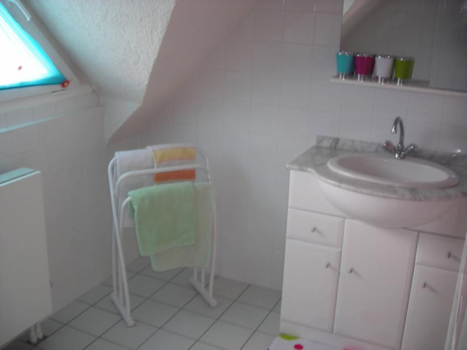 Bathroom, aux pieds des vignes chambre classee 2clefs local pour velos, Haut-Rhin