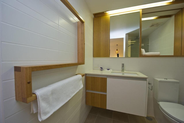 Bathroom, Maggies Beachfront Apt. 7, Magnetic Island