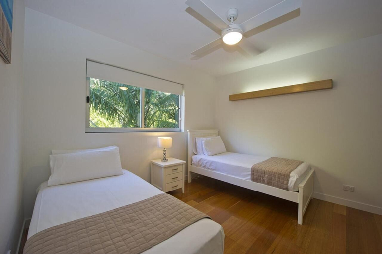 Bedroom 2, Maggies Beachfront Apt. 7, Magnetic Island
