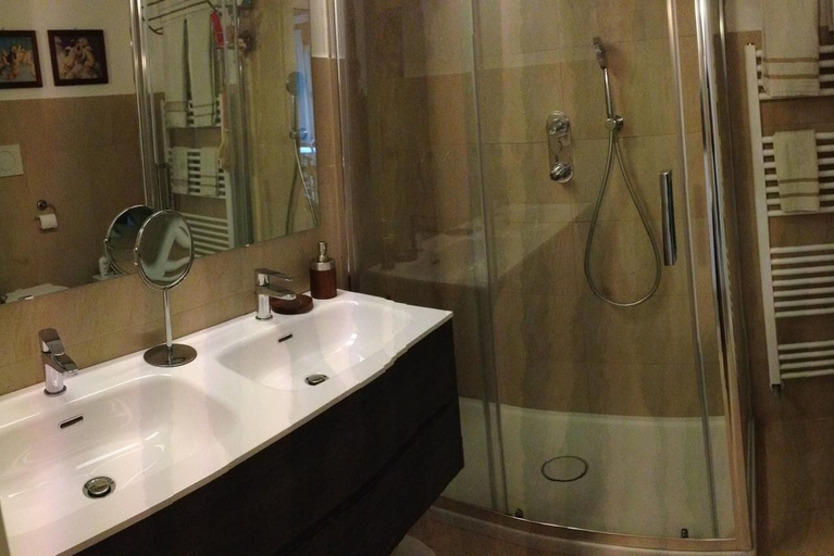Bathroom, Lungo Il Fiume, Treviso