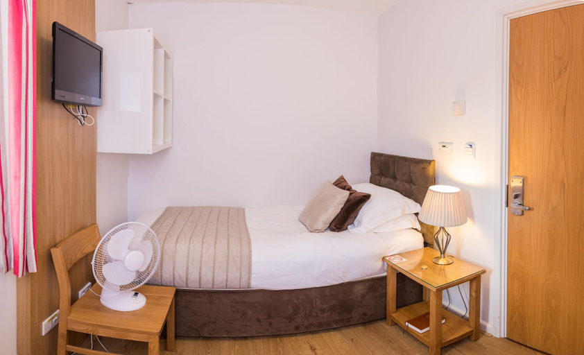 Bedroom 3, Courtyard Hotel, Oxfordshire