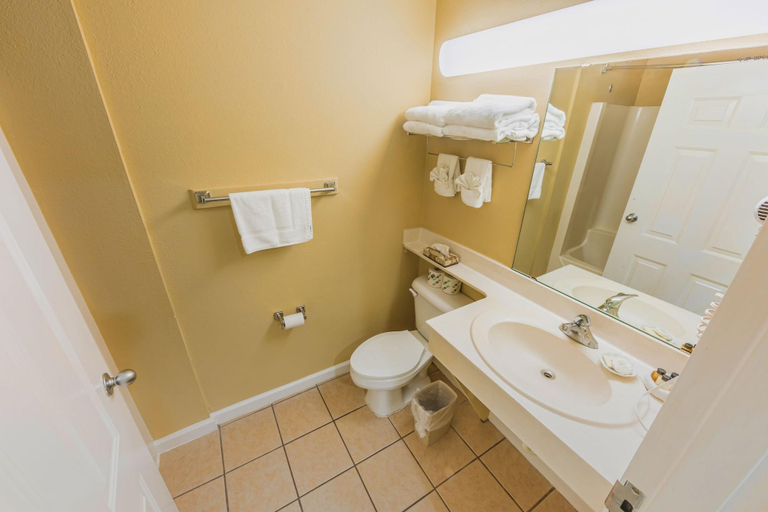 Bathroom 4, The Islander Inn, Brunswick