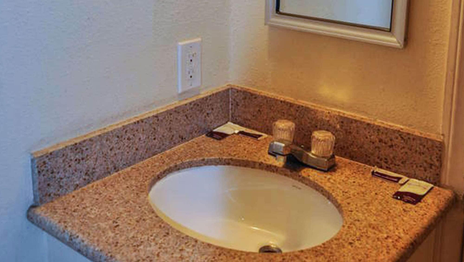 Bathroom 3, California Suites Motel, Imperial