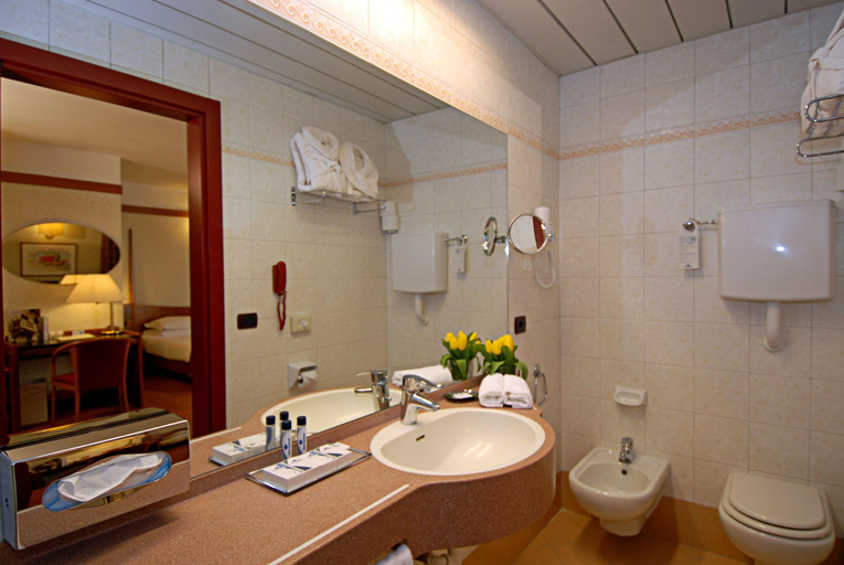 Bathroom 4, Du Lac, Verona