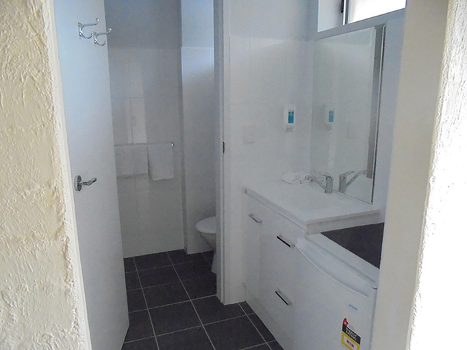 Bathroom 5, Riverbank Park Motel, Alpine - East
