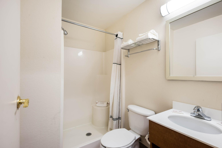 Bathroom 4, HomeTowne Studios Dallas - Irving, Irving