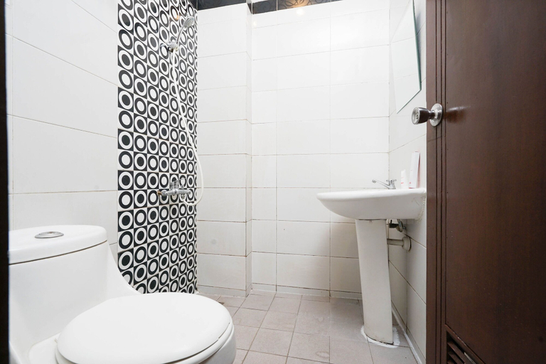 Bathroom 5, Urbanview Hotel near Paris Van Java Mall, Bandung
