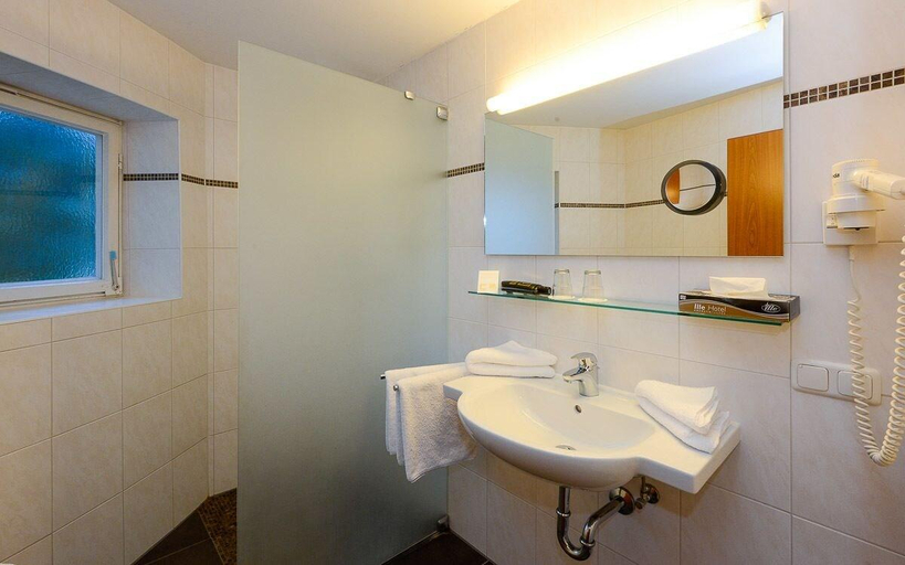 Bathroom 4, Stoll's Hotel Alpina, Berchtesgadener Land
