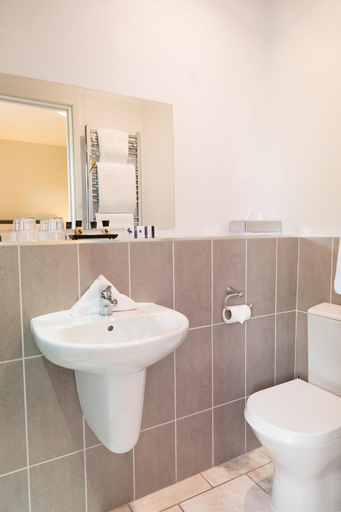 Bathroom 4, Courtyard Hotel, Oxfordshire