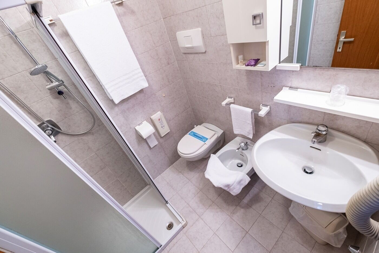 Bathroom 4, Hotel Bella Venezia, Udine