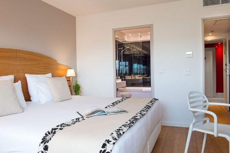 Bedroom 1, C Suites, Gard
