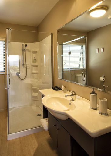 Bathroom 5, Rimu Lodge, Westland