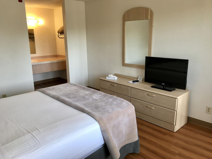 Bedroom 3, Sea-Tac Airport Value Inn, King