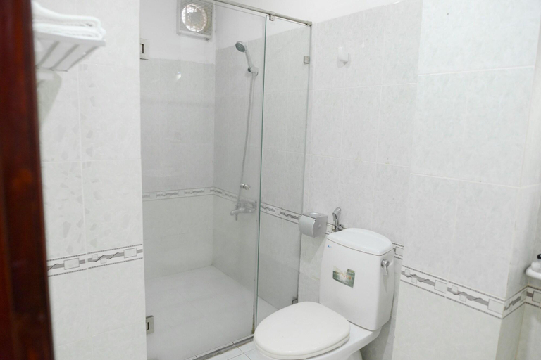 Bathroom 5, N Y Kim Phuong Hotel, District 1