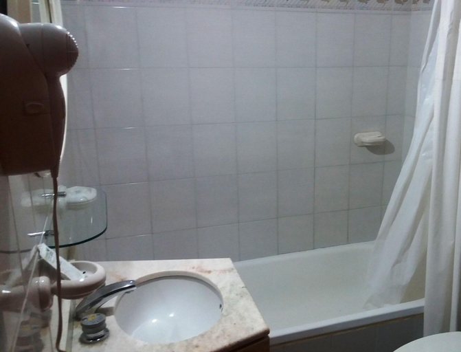 Bathroom 4, Le Châtelet & Spa, Lacar