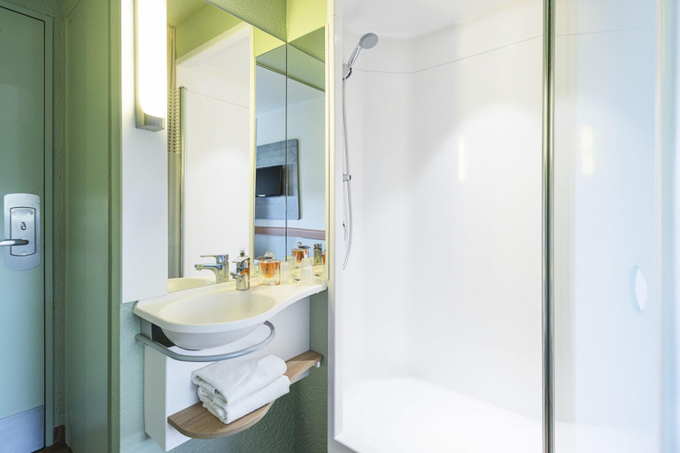 Bathroom 3, ibis budget Marmande, Lot-et-Garonne