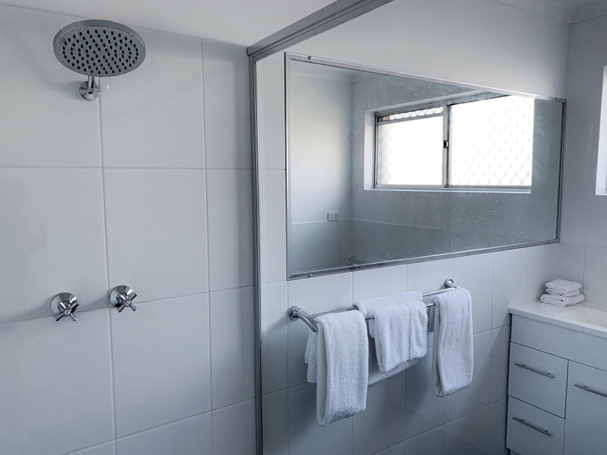 Bathroom 5, Cascades Motor Inn, Dubbo - Pt A