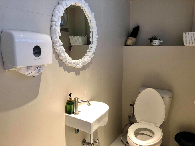 Bathroom 3, Kinnon Deluxe Hostel Coworking Cafe, Bang Rak