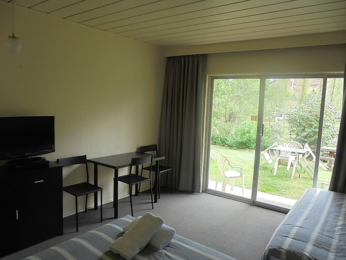 Bedroom 4, Riverbank Park Motel, Alpine - East