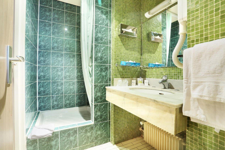 Bathroom 4, Hôtel d'Angleterre Paris Champs Elysées, Paris