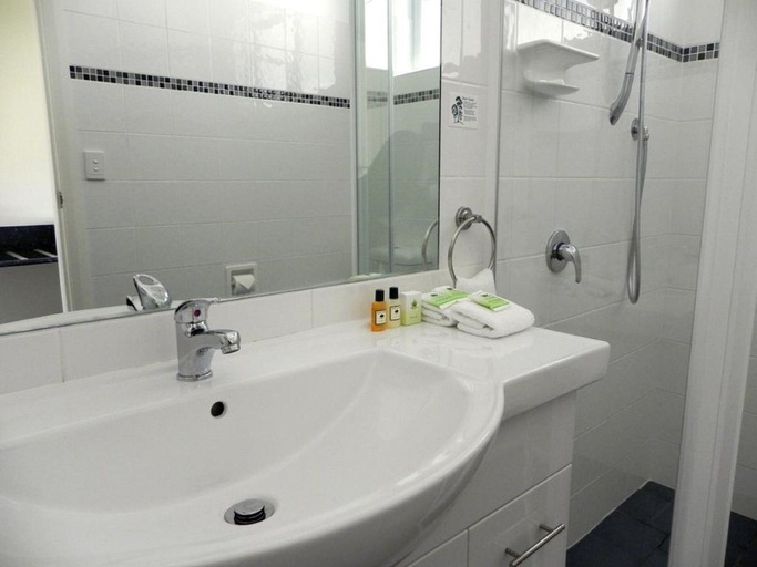 Bathroom 3, Moore Park Inn, Armidale Dumaresq Bal