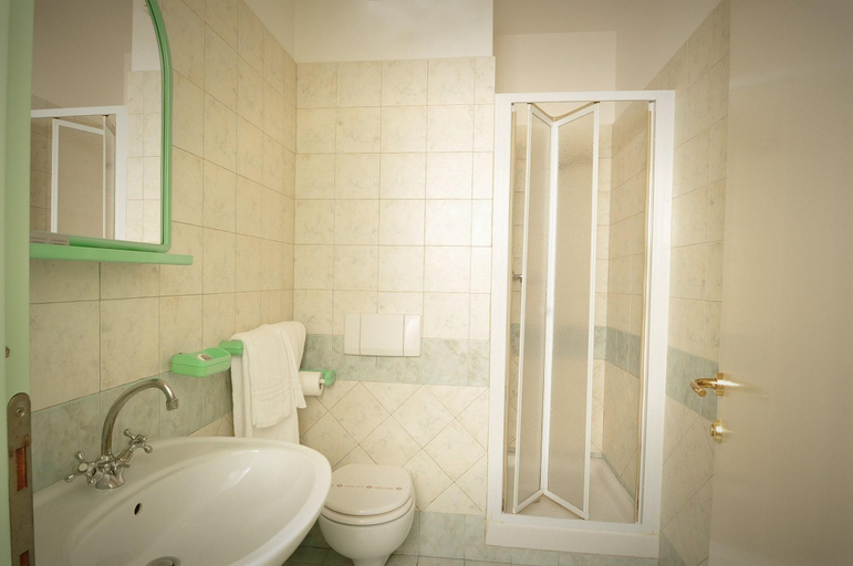 Bathroom 5, Hotel Villa Elena, Teramo
