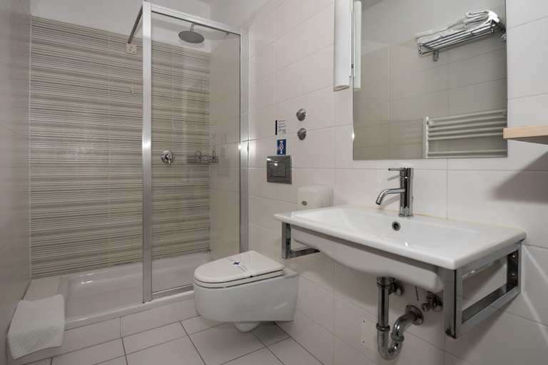 Bathroom 3, Hotel Amfiteatar, Pula