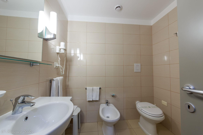 Bathroom 4, Mirasole, Latina